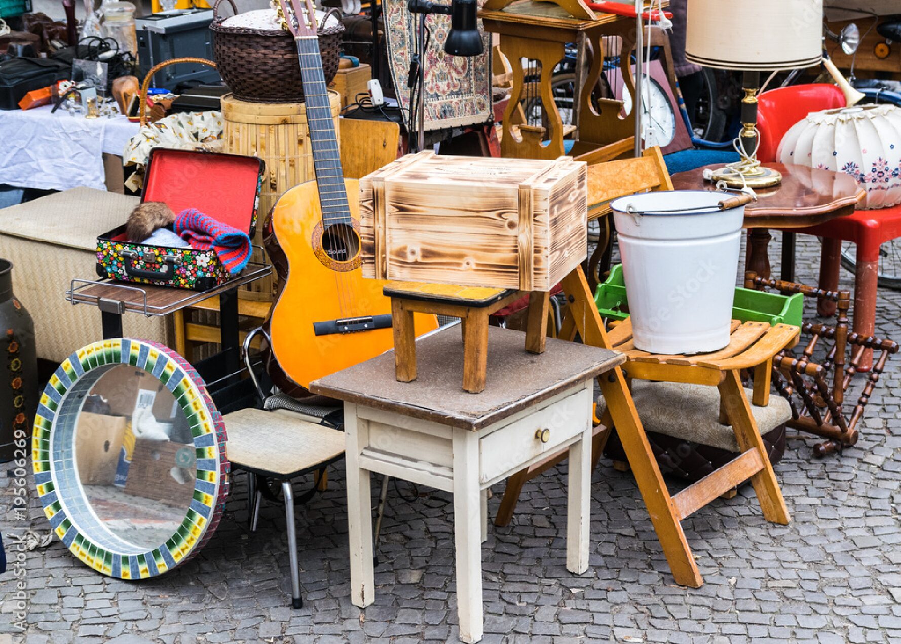 Benefiz-Flohmarkt - Stiften gehen!